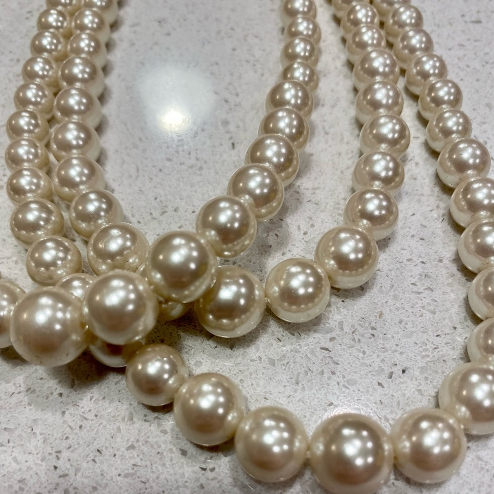Tri- Layered Lightweight Pearl Necklace 💋 - Picture 14 of 16